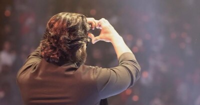 नई दिल्ली. राम चरण आज अपना 41वां जन्मदिन मना रहे हैं. वह सिर्फ एक साउथ सुपरस्टार नहीं, बल्कि एक ग्लोबल आइकन बन चुके हैं. 'मगाधीरा' से शुरू हुआ उनका सफर आज आरआरआर की वैश्विक सफलता तक पहुंच चुका है, जिसने उन्हें भारत के सबसे भरोसेमंद और प्रभावशाली सितारों की फेहरिस्त में ला खड़ा किया है. 