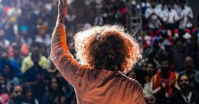 नई दिल्ली. बॉलीवुड में कुछ ऐसे कलाकार हैं जिन्होंने लीड रोल न निभाकर भी अपनी बेहतरीन अदाकारी से दर्शकों के दिलों पर राज किया है. इन्हीं में से एक खास नाम मकरंद देशपांडे का है. उन्होंने फिल्मों, थिएटर और वेब सीरीज, हर माध्यम में अपने अनोखे अंदाज और बेमिसाल अभिनय की छाप छोड़ी है. उनके हर किरदार में एक अलग जान होती है, जो उन्हें भीड़ से अलग खड़ा करती है. आज वह इंडस्ट्री के उन चुनिंदा एक्टर्स में शामिल हैं, जिनकी मौजूदगी ही फिल्म को खास बना देती है.