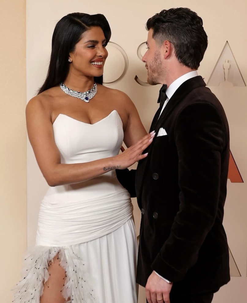 Priyanka Chopra Oscars 2026, Nick Jonas Priyanka Chopra Red Carpet, Priyanka Chopra Dior Gown Oscars, Oscars 2026 Presenter Priyanka Chopra, Priyanka Chopra Nick Jonas Chemistry Photos, ऑस्कर 2026 प्रियंका चोपड़ा, प्रियंका चोपड़ा निक जोनास ऑस्कर लुक, ऑस्कर 2026 रेड कार्पेट तस्वीरें, प्रियंका चोपड़ा ऑस्कर प्रेजेंटर, प्रियंका चोपड़ा डिओर गाउन ऑस्कर