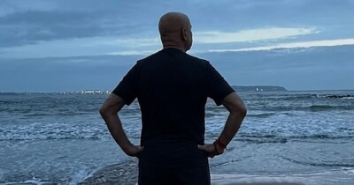 नई दिल्ली. अनुपम खेर अपनी शानदार एक्टिंग के लिए जाने जाते हैं. वह ऐसे कलाकार हैं, जो अपने हर नए अवतार से दर्शकों को मंत्रमुग्ध करने का हुनर रखते हैं. चाहे गुदगुदाती कॉमेडी हो, खूंखार विलेन का रूप, भावुक पिता की छवि या कड़क पुलिस कमिश्नर का किरदार, उन्होंने हर भूमिका में खुद को पूरी तरह ढाल लिया है. उनकी हर फिल्म में एक अनूठा अंदाज, अटूट जज्बा और अभिनय का एक नया रूप देखने को मिलता है. आज अनुपम खेर का जन्मदिन है. इस मौके पर उनके फिल्मी सफर पर एक नजर डालते हैं.