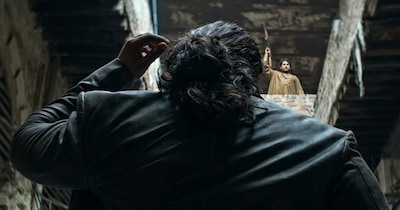 नई दिल्ली. रणवीर सिंह की स्पाई थ्रिलर 'धुरंधर' ने बॉक्स ऑफिस के सारे पुराने रिकॉर्ड ध्वस्त कर दिए हैं. हिंदी सिनेमा के लिए यह फिल्म एक नया बेंचमार्क साबित हुई है. सबसे हैरान करने वाली बात यह है कि बिना किसी डब वर्जन (सिर्फ हिंदी) के रिलीज होने के बावजूद फिल्म ने दुनियाभर में 1300 करोड़ रुपये से ज्यादा का बिजनेस किया दर्शकों के बीच इस फिल्म का ऐसा क्रेज दिखा जो पहले कभी नहीं देखा गया था.