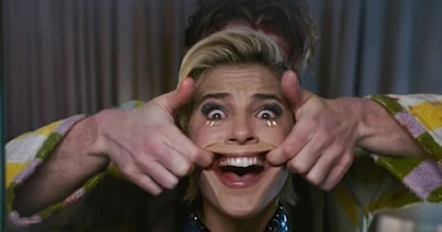 नई दिल्ली. आज के दौर में जब हर हफ्ते ओटीटी पर नई फिल्में और सीरीज रिलीज होती हैं, तो किसी फिल्म का हफ्ता-दो हफ्ता ट्रेंड में रहना भी मुश्किल होता है. लेकिन इस फिल्म ने डिजिटल प्लेटफॉर्म पर आते ही जबरदस्त लोकप्रियता हासिल की है. पिछले कुछ समय से दर्शकों के बीच हॉरर और सुपरनैचुरल फिल्मों का क्रेज काफी बढ़ा है, और यह फिल्म भी उसी लहर का हिस्सा बनकर उभरी है जिसने सबको चौंका दिया है.