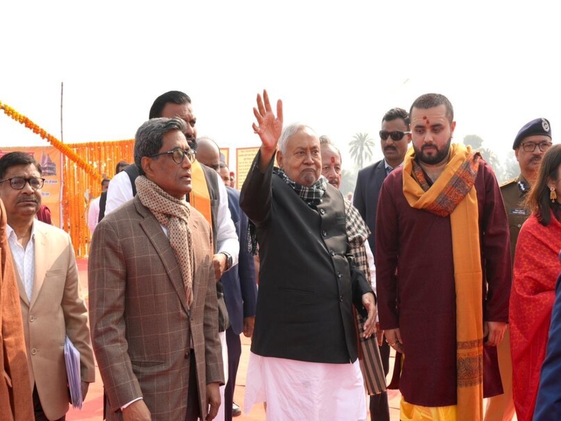 जुलाई 2017 में नीतीश कुमार ने पलटी मारी और महागठबंधन को छोड़ फिर एनडीए के साथ चले गए थे. जुलाई 2017​ छठी बार सीएम पद की शपथ ली