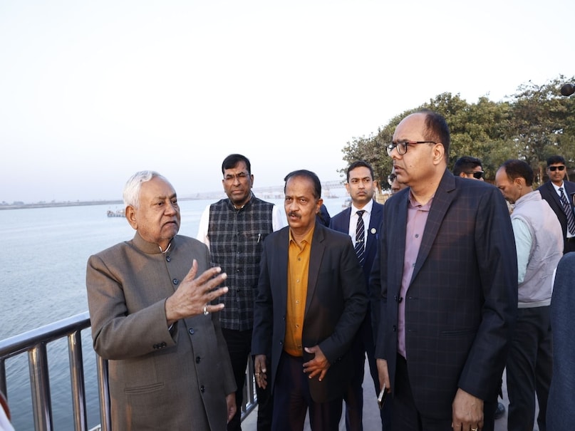 1990 में वीपी सिंह की सरकार में  पहली बार केन्द्रीय मंत्रीमंडल में बतौर कृषि राज्यमंत्री शामिल हुए थे. फिर वर्ष 2001 से 2004 के बीच अटल बिहारी वाजपेयी की सरकार में कैबिनेट मंत्री के तौर पर रेल मंत्रालय जैसी जिम्मेदारी को भी बखूबी संभाला था.