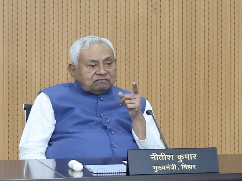 नीतीश कुमार ने 1994 में जॉर्ज फर्नांडीस के साथ मिलकर समता पार्टी की स्थापना किया था.1996 में वे लोकसभा के लिए चुने गए थे. अटल बिहारी वाजपेयी की सरकार में केंद्रीय मंत्री के रूप में कार्य किया. वे लगातार वर्ष 1989 से लेकर 2004 तक बाढ़ निर्वाचन क्षेत्र से लोकसभा का चुनाव जीतते रहे. 