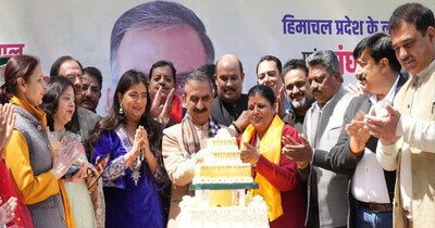 हिमाचल प्रदेश के सीएम सुखविंदर सिंह सुक्खू केक काटते हुए.