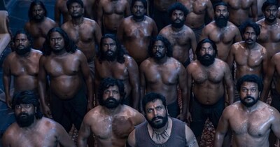 नई दिल्ली. भारी-भरकम बजट और सुपरस्टार के बेमिसाल स्टारडम के बावजूद फिल्म सिनेमाघरों में बुरी तरह ढेर हो गई. बॉक्स ऑफिस पर डिजास्टर साबित हुई इस फिल्म ने मेकर्स को करोड़ों का घाटा दिया, लेकिन कहानी में ट्विस्ट तब आया जब यह ओटीटी पर रिलीज हुई. डिजिटल प्लेटफॉर्म पर कदम रखते ही फिल्म ने ऐसा तहलका मचाया कि सभी हैरान रह गए. हम जिस फिल्म की बात कर रहे हैं उसका नाम है द राजा साब.