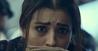 नई दिल्ली. साउथ सिनेमा के सुपरस्टार थलापति विजय और लोकेश कनकराज की जोड़ी जब भी साथ आती है, बॉक्स ऑफिस पर सुनामी आ जाती है. फिल्म 'लियो' इसका सबसे बड़ा उदाहरण है, जिसने दुनियाभर में 600 करोड़ रुपये से ज्यादा की कमाई कर इतिहास रच दिया. तृषा कृष्णन के साथ विजय की केमिस्ट्री और फिल्म की सस्पेंस भरी कहानी ने दर्शकों को अंत तक कुर्सी से बांधे रखा. अगर आप भी बेहतरीन एक्शन और दिमाग घुमा देने वाले क्लाइमैक्स के शौकीन हैं, तो 'लियो' आपके लिए एक मस्ट-वॉच फिल्म है.