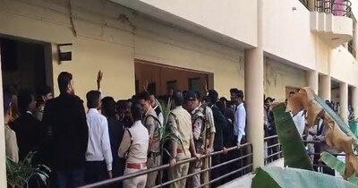 आक्रोशित वकीलों ने आरोपी के खिलाफ सख्त कार्रवाई की मांग की.