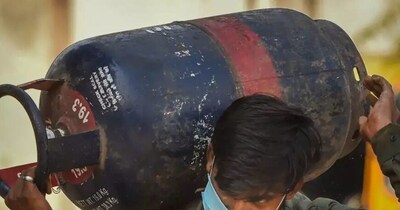 रेस्टोरेंट-होटलों को कमर्शियल सिलेंडर नहीं दिए जा रहे हैं.