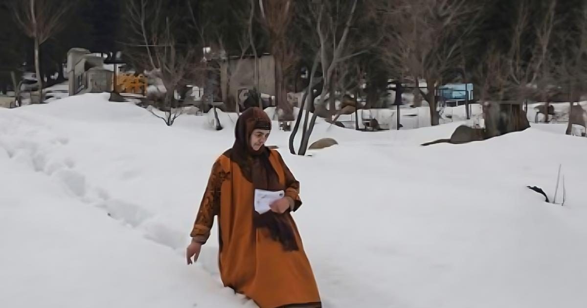 न साइकिल, न गाड़ी; 30 साल से नंगे पैर बांट रही हैं चिट्ठियां, J&K की पहली पोस्टवुमन उल्फत बानो की संघर्ष की दास्तान