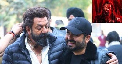 नई दिल्ली: आदित्य धर आज के दौर के उन फिल्ममेकर्स में से हैं, जो पर्दे पर भव्यता और देशभक्ति का अनोखा तालमेल बिठाते हैं. उनकी अगली फिल्म 'धुरंधर: द रीवेंज' को लेकर फैंस के बीच जबरदस्त उत्साह है. आदित्य धर की सबसे बड़ी फिल्म 'धुरंधर: द रीवेंज' 19 मार्च 2026 को सिनेमाघरों में दस्तक देगी. खास बात यह है कि फिल्म की रिलीज से एक दिन पहले यानी 18 मार्च को इसके 'पेड प्रिव्यूज' भी रखे गए हैं. (फोटो साभार: Instagram@adityadharfilms)