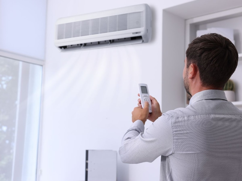 According to experts, it is best to run the AC between 24 to 26 degrees. This temperature is comfortable for the body and also reduces electricity consumption. According to experts, it is best to run the AC between 24 to 26 degrees. This temperature is comfortable for the body and also reduces electricity consumption.