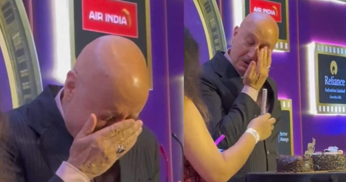 न्यूज18 शोशा रील अवॉर्ड्स 2026 में भावुक हुए अनुपम खेर, रोते हुए काटा केक, सरप्राइज से निकले खुशी के आंसू