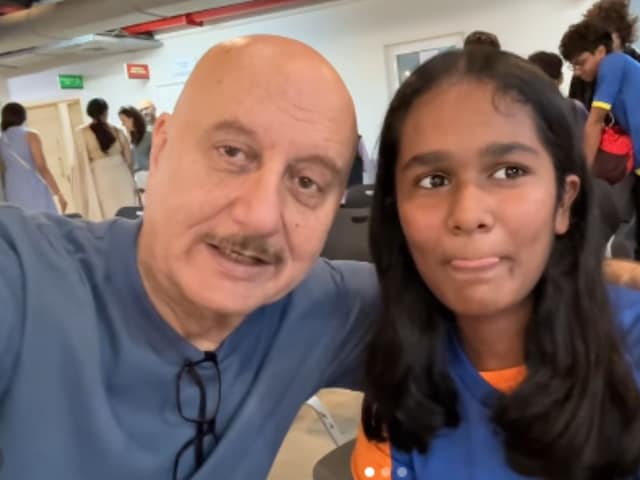 अनुपम खेर निभा रहे दोस्ती का फर्ज, 'पेरेंट' बन पहुंचे सतीश की बेटी के स्कूल