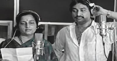 अनुराधा पौडवाल और कुमार सानू रिकॉर्डिंग करते हुए. (फोटो साभारः इंस्टाग्राम @kumarsanuofficial)