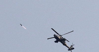 अमेर‍िका ने ईरान के दक्ष‍िण में Apache helicopters उतारे हैं. (AP)