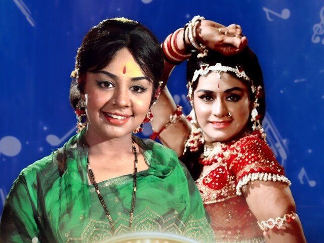 53 साल बाद साथ आईं फरीदा-अरुणा, 'कलियों का चमन'-'बागों में बहार' पर किया डांस