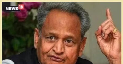 अशोक गहलोत ने कहा कि राजनीति में नेताओं के परिवार के लोगों का आना गलत नहीं है लेकिन उन्हें 'आउट ऑफ टर्न' किसी भी तरह का लाभ देना पूरी तरह गलत है. 