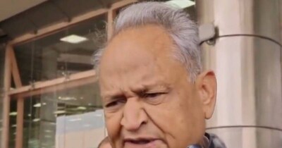 पूर्व सीएम अशोक गहलोत ने  कहा कि बेटों को नजदीक लाओगे तो वे बिगड़ जाएंगे. उनको दूर रखो. 