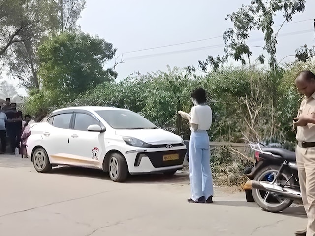 'शराब के पाउच, बंद शीशे और...', रास्ते पर पड़ी थी कार, खोलते ही मचा हड़कंप