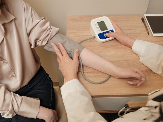 হাই বিপি রোগে শ্বাসরোধ হতে পারে, এই ৫টি জিনিস দিয়ে নিয়ন্ত্রণ করুন, হার্ট থাকবে সুস্থ