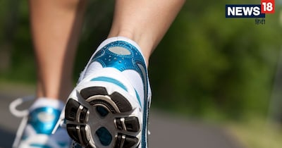 पीछे की ओर चलने से सामान्य सैर की तुलना में लगभग 40% अधिक कैलोरी बर्न होती है.