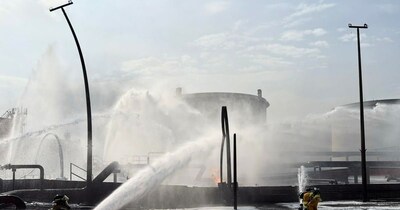 बहरीन में हमले के बाद लगी आग बुझाती टीम. (AP)