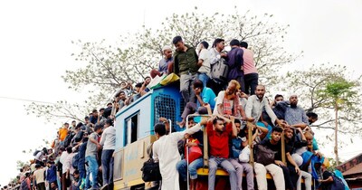 ঈদের ভিড়: বাংলাদেশি মুসলিমরা ঠাসাঠাসি ট্রেনে জীবন বাজি রেখে বাড়ি ফিরছেন