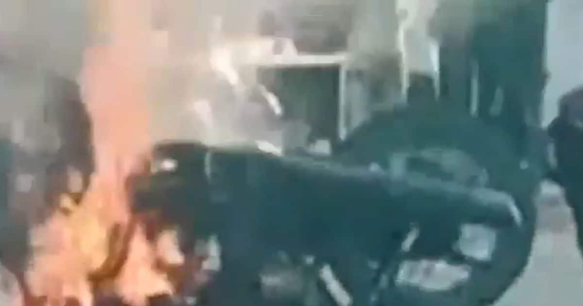 Viral Video of Drunk Man Sets Own Bike on Fire | तेल नहीं तो गाड़ी का क्या अचार डालूं? पेट्रोल न मिलने पर भड़का युवक, सड़क पर ही बाइक को फूंक डाला