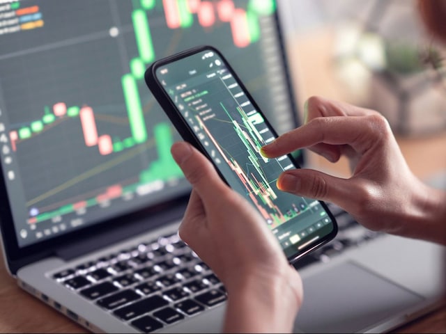 Stock Trading में ऐसे बनाएं बेहतरीन करियर, बन जाएंगे खुद के बॉस