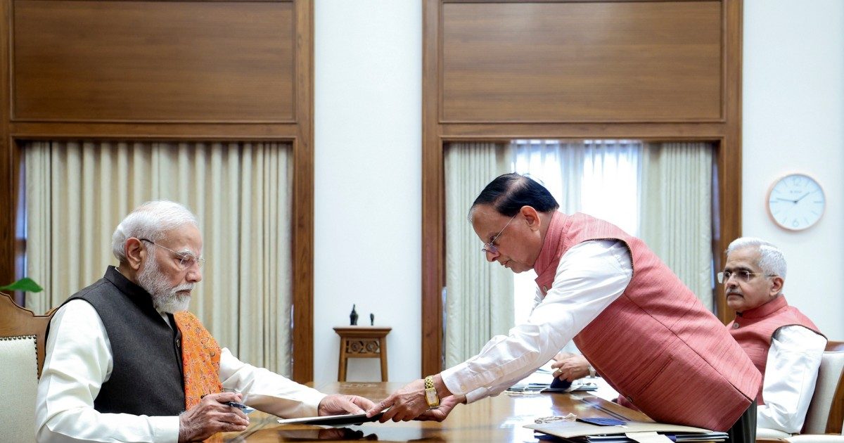 मोदी सरकार ने एक साथ बदले कई मंत्रालयों के सचिव, किन पावरफुल IAS अफसरों को मिली तरक्की और कौन हटा? पूरी लिस्ट