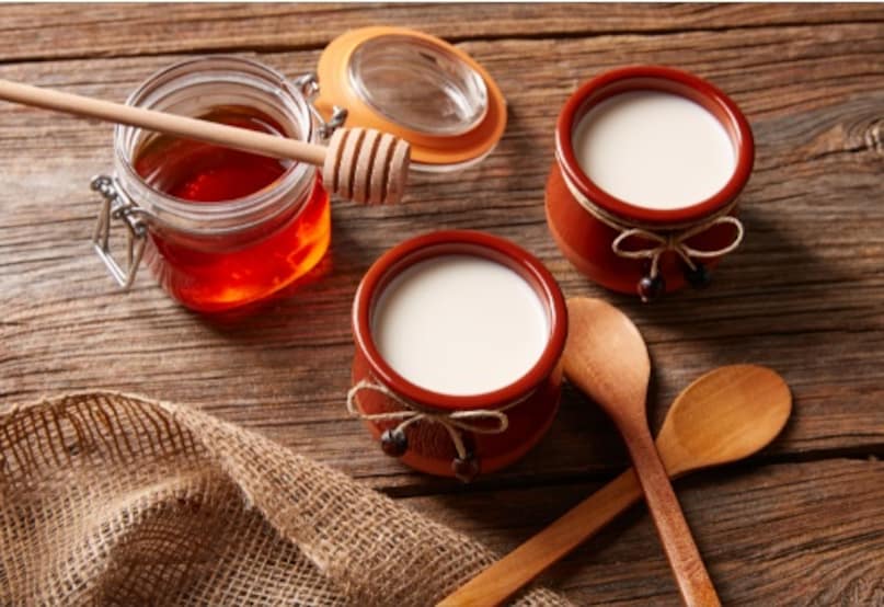 দইতে প্রাকৃতিক প্রোবায়োটিক রয়েছে। এগুলো ভালো ব্যাকটেরিয়ার মতো কাজ করে এবং আমাদের পরিপাকতন্ত্রকে সুস্থ রাখে। এগুলো পাকস্থলীতে উপস্থিত খারাপ ব্যাকটেরিয়া কমায় এবং হজম প্রক্রিয়া সহজ করে। এতে গ্যাস, বদহজম ও অ্যাসিডিটির মতো সমস্যা কমে। প্রতিদিন দই খেলে হজম শক্তির উন্নতি ঘটে।