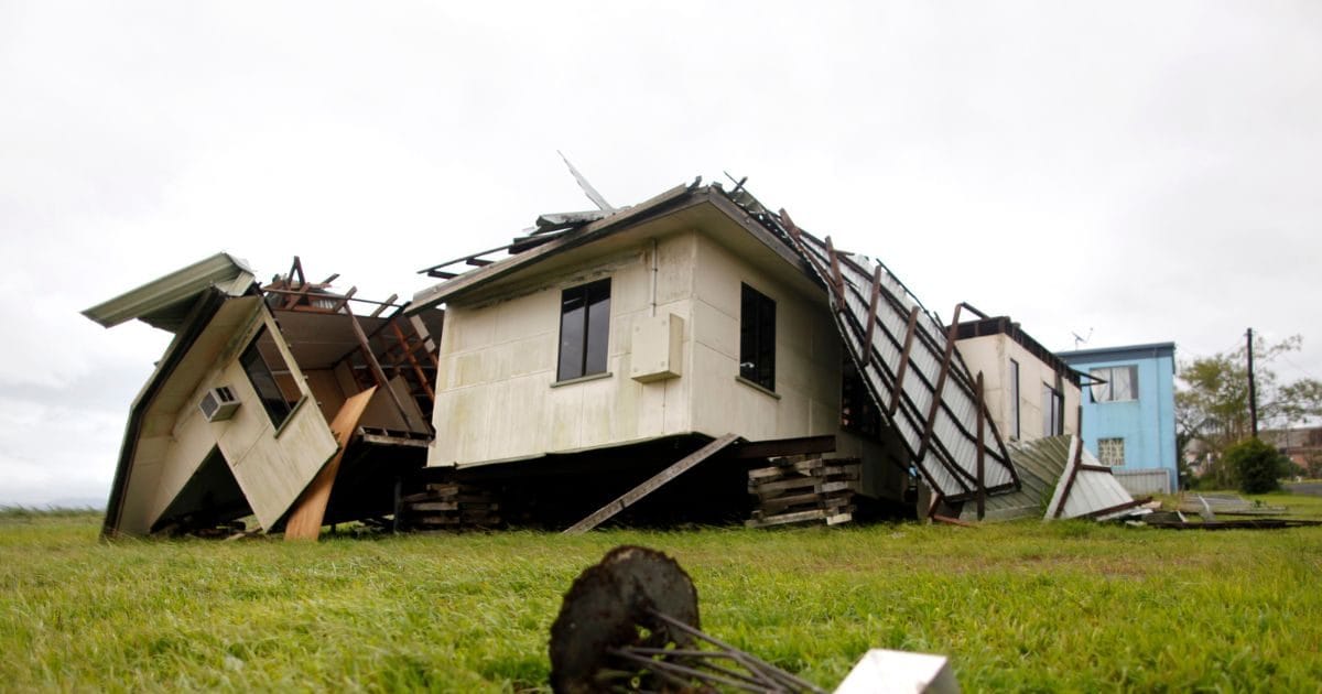 195 KM/H की रफ्तार से आया तूफान; उखड़े खंभे, उड़ीं छतें, घरों में दुबके लोग, हर ओर केवल तब