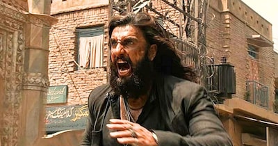 नई दिल्ली: 'धुरंधर 2' ने पहले हफ्ते में 1000 करोड़ रुपये से ज्यादा कमा लिए हैं. रणवीर सिंह सहित तमाम एक्टर्स की तारीफ हो रही है, लेकिन एक एक्टर से हर कोई नफरत कर रहा है. जबकि वह फिल्म के लिए किसी लकी चार्म से कम नहीं हैं. उन्होंने 'पीके', 'सिर्फ एक बंदा काफी है' जैसी फिल्मों में यादगार रोल निभाए हैं. दरअसल, एक्टर का एक डायलॉग भारतीयों के दिलों में नश्तर की तरह लगा है.(फोटो साभार: IMDb)