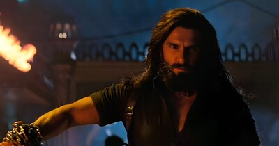 नई दिल्ली. आदित्य धर के निर्देशन में बनी रणवीर सिंह की फिल्म धुरंधर: दी रिवेंज यानी 'धुरंधर 2' ने 19 मार्च को सिनेमाघरों में दस्तक दी. फिल्म की रिलीज के साथ ही फिल्म ने बॉक्स ऑफिस पर इतिहास रच दिया. फिल्म पाकिस्तान के साथ 6 गल्फ कंट्री में बैन है. इन देशों में संयुक्त अरब अमीरात (UAE), सऊदी अरब, कतर, कुवैत, ओमान, और बहरीन शामिल हैं. लेकिन खबर है कि रिलीज के कुछ घंटों बाद ही फिल्म की पायरेटेड वर्जन पाकिस्तान में लीक हो गई. यह खुलासा खुद एक पाकिस्तानी पत्रकार ने सोशल मीडिया पर फिल्म देखने की तस्वीर साझा कर किया, जिसके बाद फिल्म से जुड़े लोगों ने इस पर नाराजगी जता रहे हैं. 