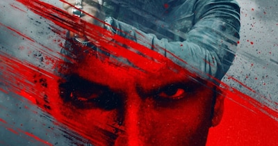 नई दिल्ली. धुरंधर 2 अपने ट्विस्ट और सस्पेंस के चलते लगातार चर्चा में बनी हुई है, लेकिन फिल्म का एक किरदार ऐसा है जिसने इसे और भी खास बना दिया. दिलचस्प बात यह है कि जिस एक्टर ने इस अहम रोल को निभाया, उसे खुद लंबे समय तक अपने किरदार की असली पहचान का अंदाजा नहीं था. निर्देशक आदित्य धर ने इस कैरेक्टर को लेकर जबरदस्त सीक्रेसी बनाए रखी. करीब तीन महीने तक सेट पर किसी को भी पूरी जानकारी नहीं दी गई. यहां तक कि एक्टर को भी सिर्फ इतना पता था कि वह एक खास और दमदार भूमिका निभा रहे हैं, लेकिन कहानी में उनकी असली अहमियत क्या है, यह उनसे छुपाकर रखा गया. सेट पर लोग उन्हें अलग-अलग नामों से बुलाते रहे, जिससे कन्फ्यूजन सिर्फ सेट पर नहीं बाहरी दुनिया में रहा. 