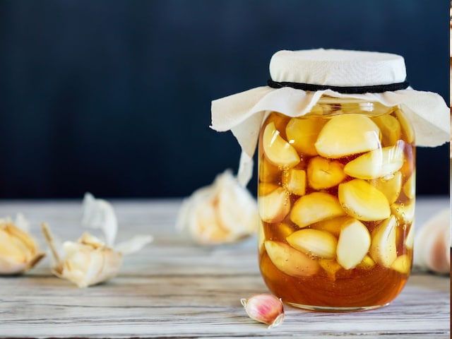 রসুন মধুতে ভিজিয়ে খান, দ্বিগুণ উপকার পাবেন, হার্টের জন্য ওষুধের চেয়ে কম নয়।