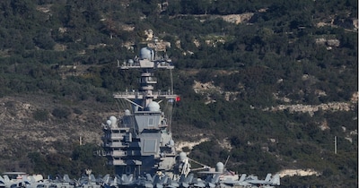 अमेरिका का सबसे घातक और विशाल एयरक्राफ्ट कैरियर USS Gerald R. Ford लाल सागर से वापस लौटने को मजबूर हो गया है. (फाइल फोटो/Reuters)