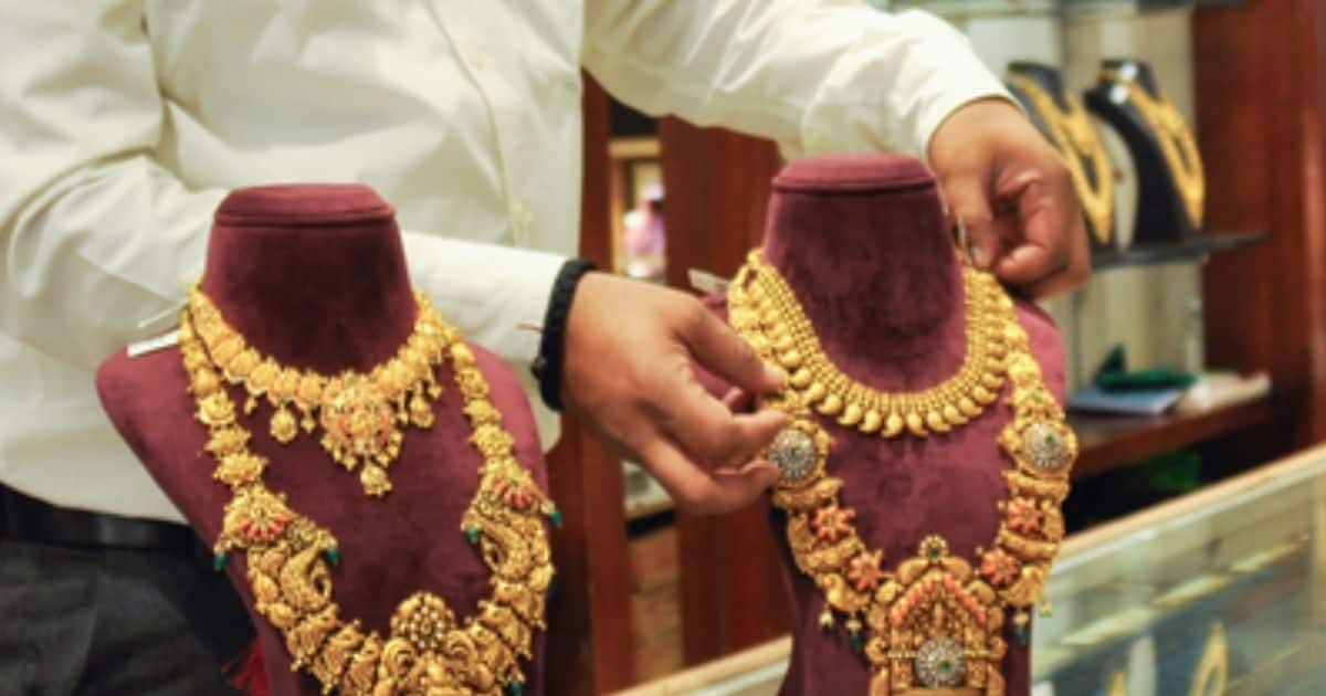 सोने की कीमत फिर 1.60 लाख रुपये से नीचे फिसली, चांदी में भी बड़ी गिरावट दर्ज