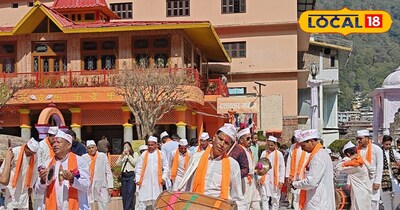 नैनीताल के नयना देवी मंदिर में होली गाते चंपावत के होल्यार