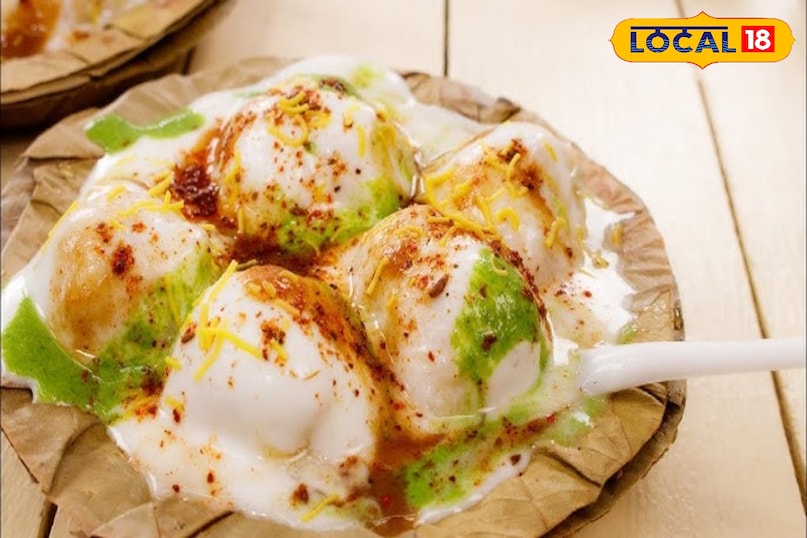 दही भल्ला/वड़ा होली की दोपहर में दही भल्ले ताजगी का काम करते हैं। उड़द दाल के घोल को फेंटकर बनाए गए नरम भल्ले जब ठंडे दही, सोंठ और हरी चटनी में डूबते हैं तो स्वाद का एक अद्भुत संगम बनता है। तलने के बाद इन्हें पानी में भिगोने से ये बेहद स्पंजी और हल्के हो जाते हैं।