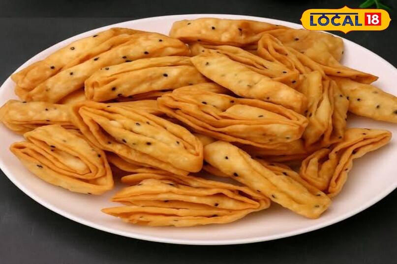 नमक पारे सादगी में ही स्वाद है यह बात नमक पारे पर सटीक बैठती है। मैदे और अजवाइन के मेल से बने ये छोटे डायमंड कट स्नैक्स दिनभर चलते रहने वाले नाश्ते के लिए परफेक्ट हैं। इन्हें स्टोर करना आसान है और ठंडे होने के बाद इनका कुरकुरापन और भी बढ़ जाता है।