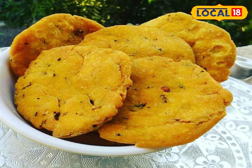 मठरी मठरी और होली का गहरा नाश्ता है। इसे मैदे में अजवाइन, काली मिर्च और घी का मोयन देकर तैयार किया जाता है। इसकी खासियत इसका धीमी आंच पर धैर्य के साथ तला जाना है जिससे यह अंदर तक खस्ता बनती है। इसे आम के अचार या मसाला चाय के साथ परोसना एक बेहतरीन अनुभव होता है।