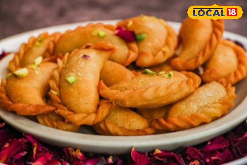 नमकीन गुजिया अगर आपको मीठा कम पसंद है तो पारंपरिक गुजिया का यह नमकीन अवतार आपके लिए ही है। मैदा और मोयन के सख्त आटे की परतों के भीतर भुनी हुई सूजी, कुटी हुई मूंगफली और मसालों का मिश्रण भरा जाता है। मध्यम आंच पर सुनहरा होने तक तली गई ये गुजिया अपनी खुशबू और कुरकुरेपन से हर किसी का दिल जीत लेती हैं।