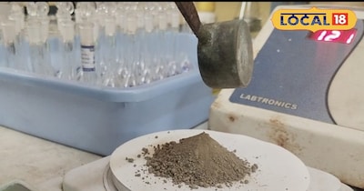 मृदा परीक्षण करते विशेषज्ञ