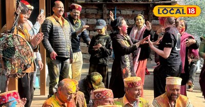 नग्गर के ठावा मंदिर में होली खेलने पहुंचे वैरागी समुदाय के लोग