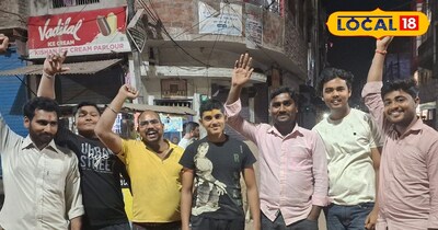 जश्न मनाते लोग