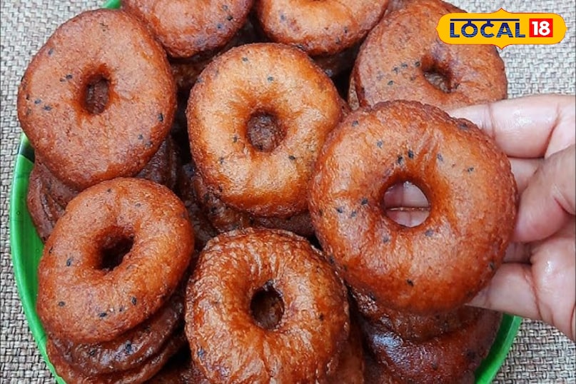 अधिरसम ​यह तमिलनाडु की एक पारंपरिक मिठाई है जो चावल के आटे और गुड़ से बनाई जाती है। यह दिखने में वड़े जैसी होती है लेकिन स्वाद में मीठी और थोड़ी सख्त। इसे लंबे समय तक स्टोर भी किया जा सकता है।