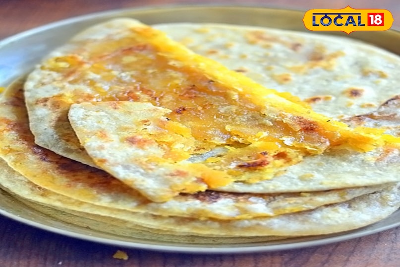 ओबट्टू / पूरन पोली ​हालांकि यह महाराष्ट्र में भी बहुत लोकप्रिय है लेकिन दक्षिण भारत खासतौर पर कर्नाटक और आंध्र प्रदेश में इसे होलीगे या ओबट्टू कहा जाता है। चने की दाल और गुड़ के मिश्रण को मैदे की लोई में भरकर घी के साथ सेंका जाता है।